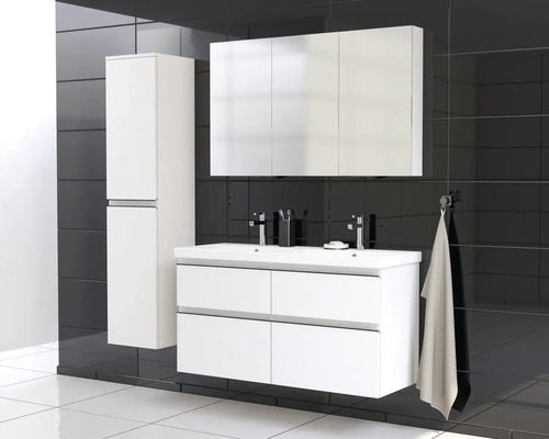 Badezimmer mit weißem Waschtischunterschrank, Spiegelschrank und Hochschrank vor schwarzem Fliesenhintergrund