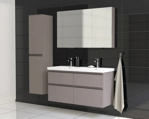 Modernes Badezimmer mit Waschtischunterschrank, Spiegelschrank und Hochschrank in schlichtem Design