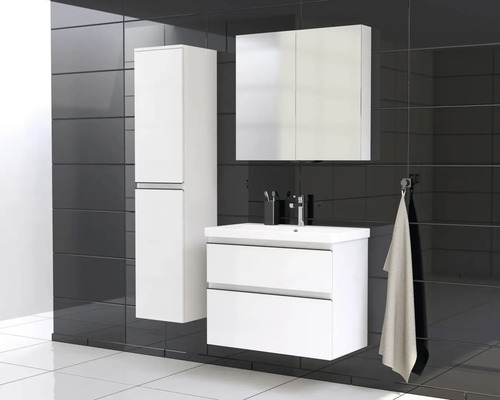 Modernes Badezimmer mit weißem Waschtisch, Spiegelschrank und Hochschrank vor schwarzem Fliesenhintergrund