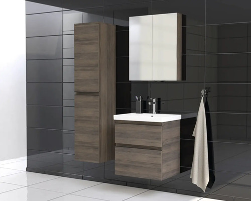 Badezimmer mit Waschtischunterschrank, Spiegelschrank und Hochschrank