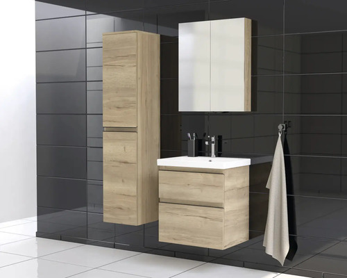 Badezimmer mit Waschtisch, Spiegelschrank und Hochschrank