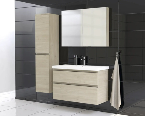 Modernes Badezimmerensemble mit Waschtischunterschrank, Spiegelschrank und Hochschrank