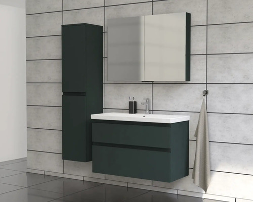 Badezimmer mit Waschtischunterschrank, Spiegelschrank und Hochschrank