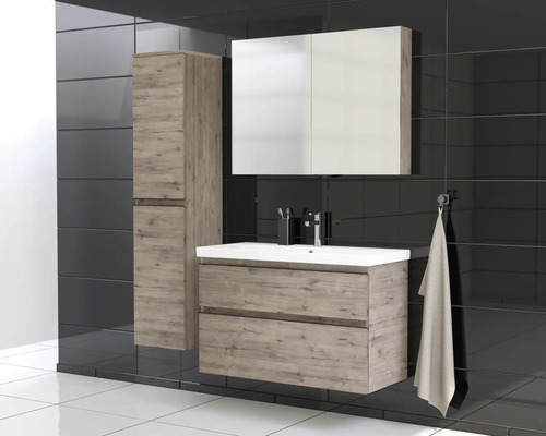 Badezimmer mit Waschtisch, Spiegelschrank und Hochschrank im Holzdesign