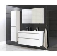 Badezimmer mit Waschtisch, Spiegelschrank und Hochschrank