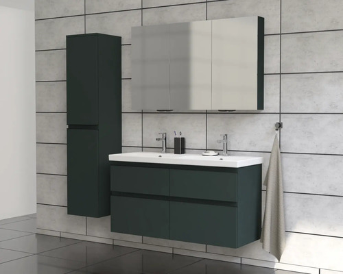 Badezimmer mit Waschtisch, Spiegelschrank und Hochschrank