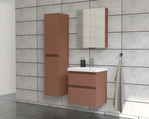 Badezimmer mit Waschtischunterschrank, Spiegelschrank und Hochschrank