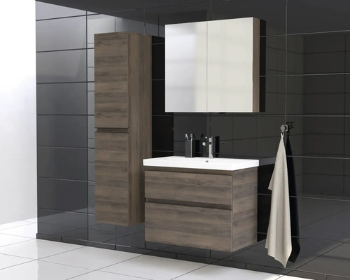 Badezimmer mit Waschtischunterschrank, Spiegelschrank und Hochschrank für ein ordentliches Ambiente