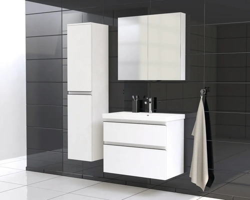 Badezimmer mit Waschbeckenunterschrank, Spiegelschrank und Hochschrank