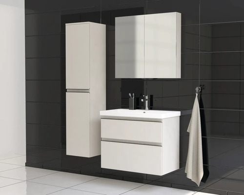 Badezimmer mit Waschtischunterschrank, Spiegelschrank und Hochschrank an gefliester Wand