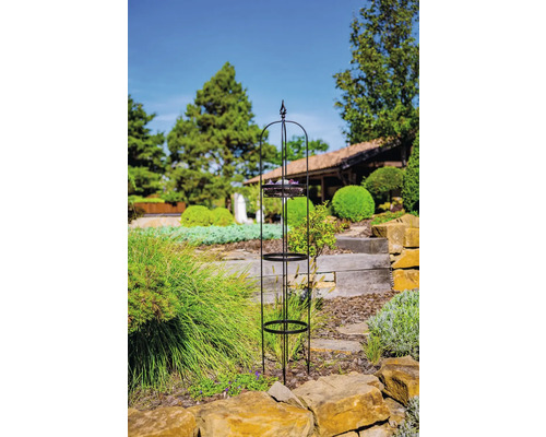 Pflanzhilfe aus Metall mit drei Ablageflächen im Garten.