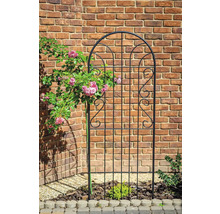 Metall Rankhilfe mit Rosen vor einer Backsteinmauer