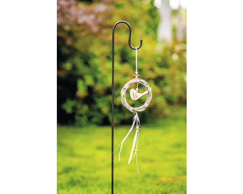 Gartendekoration mit Vogelanhänger an einer Metallhalterung