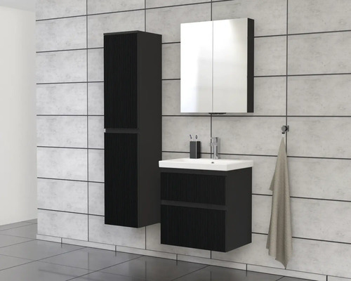 Badezimmer mit Waschbeckenunterschrank, Spiegelschrank und Hochschrank