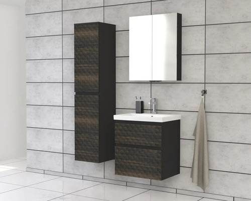 Badezimmer mit Waschtischunterschrank, Spiegelschrank und Hochschrank