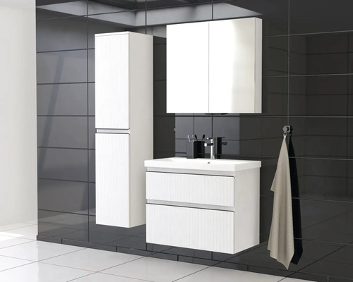 Badezimmer mit Waschtisch, Spiegelschrank und Hochschrank vor dunklem Fliesenspiegel