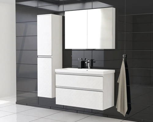 Badezimmer mit Waschtischunterschrank, Waschbecken, Spiegelschrank und Hochschrank