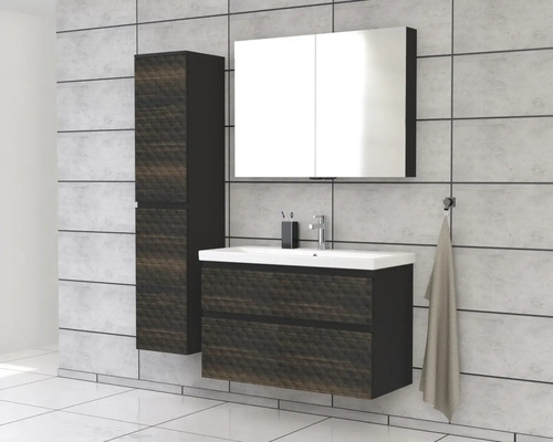 Badezimmer mit Waschtisch, Spiegelschrank und Hochschrank