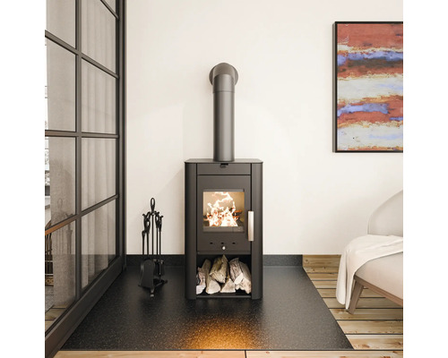 Kaminofen mit Brennholz und Kaminbesteck in einem Wohnzimmer