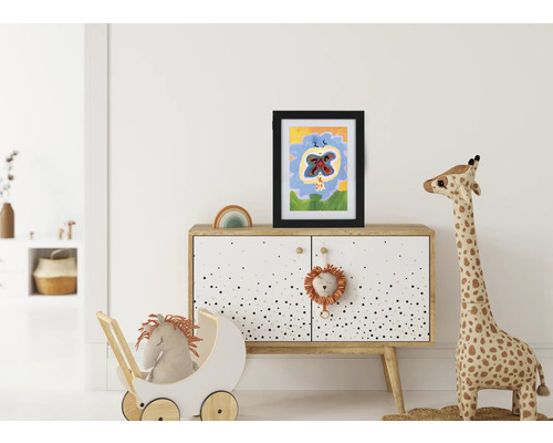 Kinderzimmer Szene mit Kommode, Kinderzeichnung im Rahmen, Spielzeuggiraffe und Puppenwagen