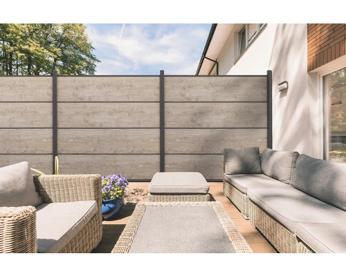 Terrasse mit Sichtschutzzaun, Gartenmöbeln und Pflanzgefäß