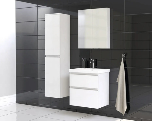 Badezimmer mit Waschbeckenunterschrank, Spiegelschrank und Hochschrank