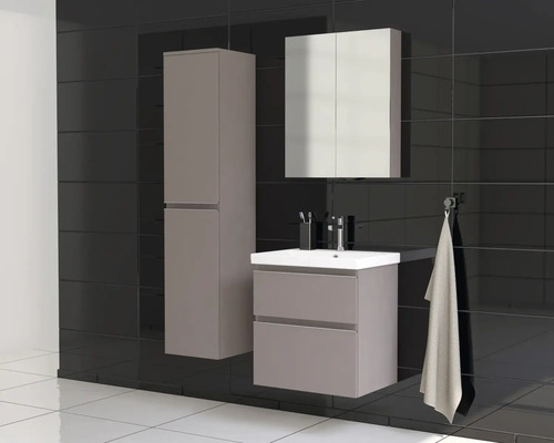 Badezimmer mit Waschtisch, Spiegelschrank und Hochschrank vor dunkler Wand