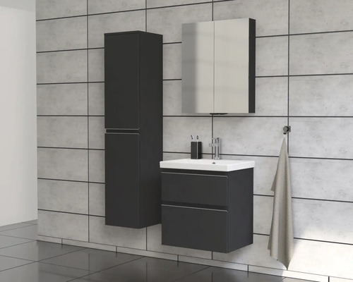 Badezimmer mit Waschbeckenunterschrank, Spiegelschrank und Hochschrank