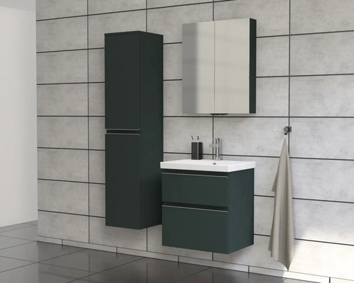 Badezimmer mit Waschtischunterschrank, Spiegelschrank und Hochschrank