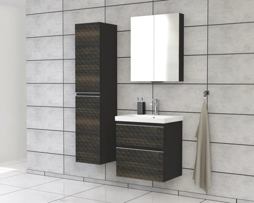 Badezimmer mit Waschbeckenunterschrank, Spiegelschrank und Hochschrank