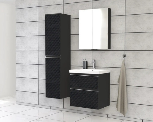 Badezimmer mit Waschtisch, Spiegelschrank und Hochschrank