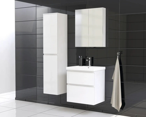 Badezimmer mit Waschtischunterschrank, Spiegelschrank und Hochschrank