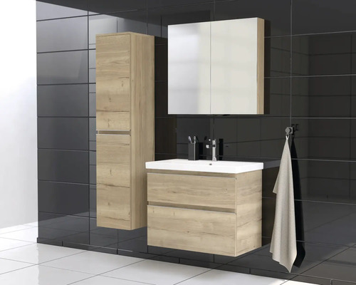 Badezimmer mit Waschtischunterschrank, Spiegelschrank und Hochschrank