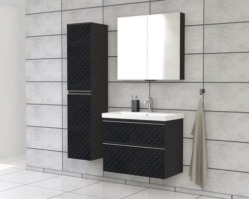 Badezimmer mit Waschtisch, Spiegelschrank und Hochschrank mit Rillenmuster