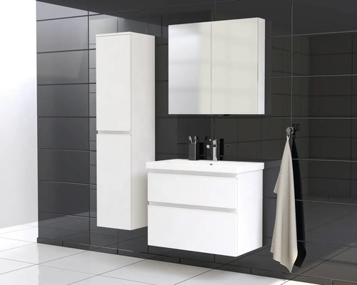 Badezimmer mit Waschtischunterschrank, Spiegelschrank und Hochschrank