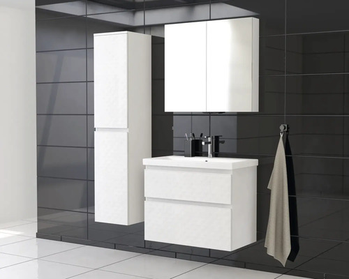 Badezimmer mit Waschbeckenunterschrank, Spiegelschrank und Hochschrank