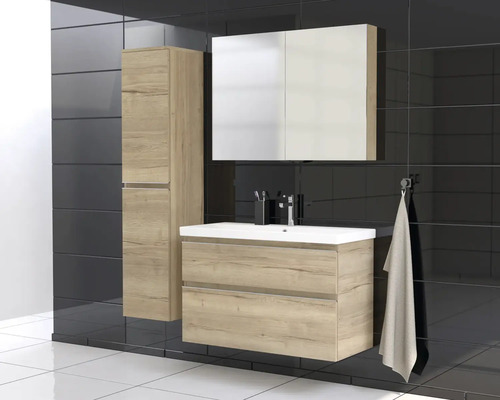 Badezimmer mit Waschtischunterschrank, Spiegelschrank und Hochschrank