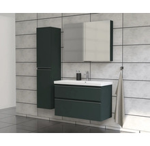 Badezimmer mit Waschtisch, Spiegelschrank und Hochschrank
