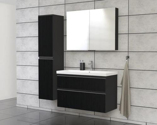 Badezimmer mit Waschtischunterschrank, Spiegelschrank und Hochschrank