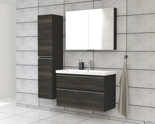 Badezimmer mit Waschtisch, Spiegelschrank und Hochschrank