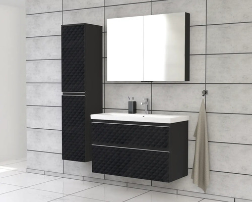 Badezimmer mit Waschbeckenunterschrank, Spiegelschrank und Hochschrank