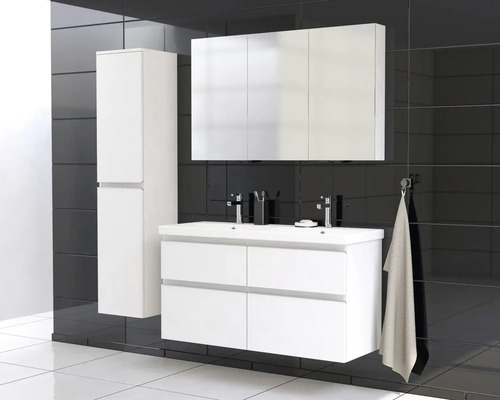 Badezimmer mit Waschtisch, Spiegelschrank und Hochschrank