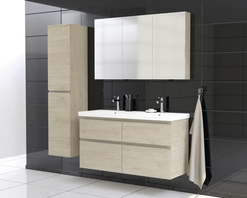 Modernes Badezimmer mit Waschtischunterschrank, Spiegelschrank und Hochschrank in hellem Holzdekor.