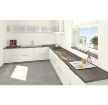 Helle Einbauküche mit Spüle, Kochfeld und Dunstabzugshaube