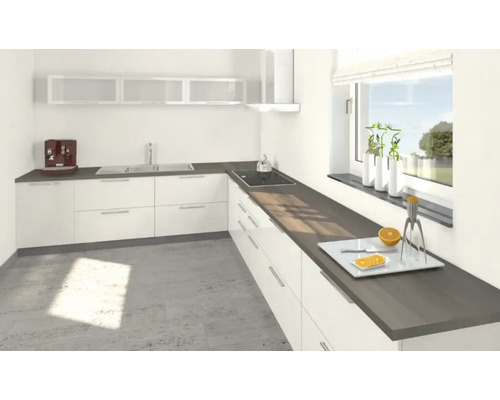 Helle Einbauküche mit Spüle, Kochfeld und Dunstabzugshaube