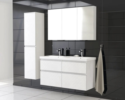 Badezimmer mit Hochschrank, Waschtischunterschrank und Spiegelschrank