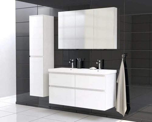 Badezimmer mit weissem Waschtischunterschrank, Spiegelschrank und Hochschrank vor schwarzen Fliesen