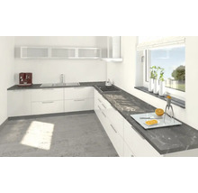 Helle Küche mit weißen Schränken, dunkler Arbeitsplatte und Fenster mit Pflanzen