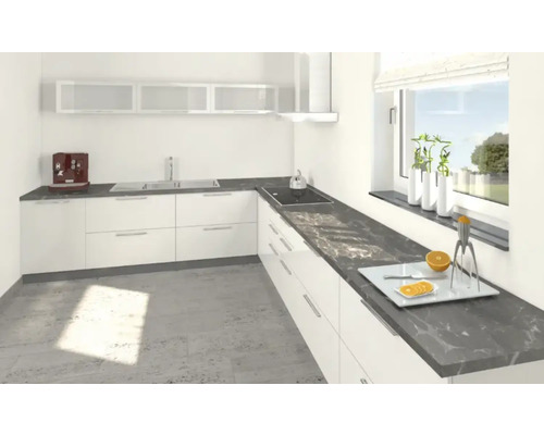 Helle Küche mit weißen Schränken, dunkler Arbeitsplatte und Fenster mit Pflanzen