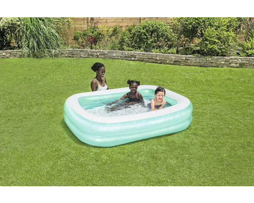 Aufblasbarer Pool mit spielenden Kindern im Garten.